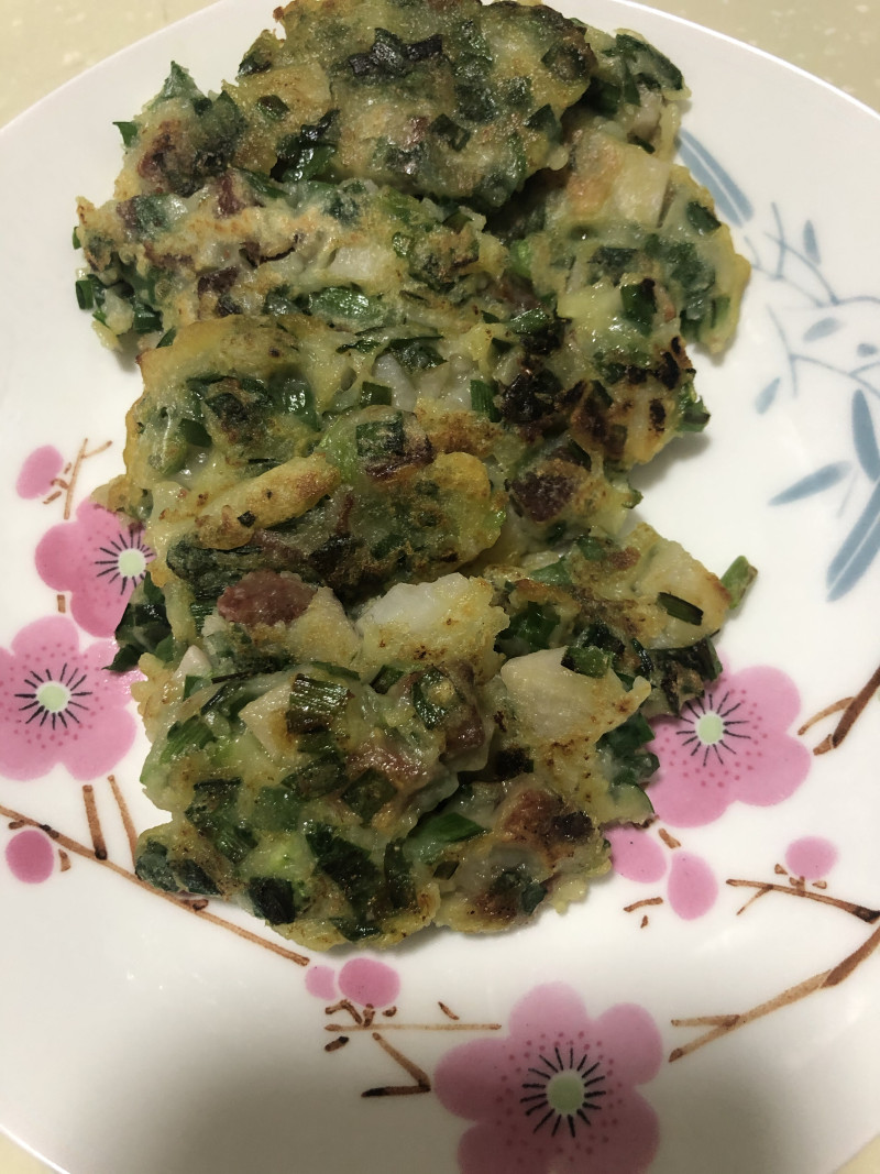 藕丁香肠韭菜煎饼的做法