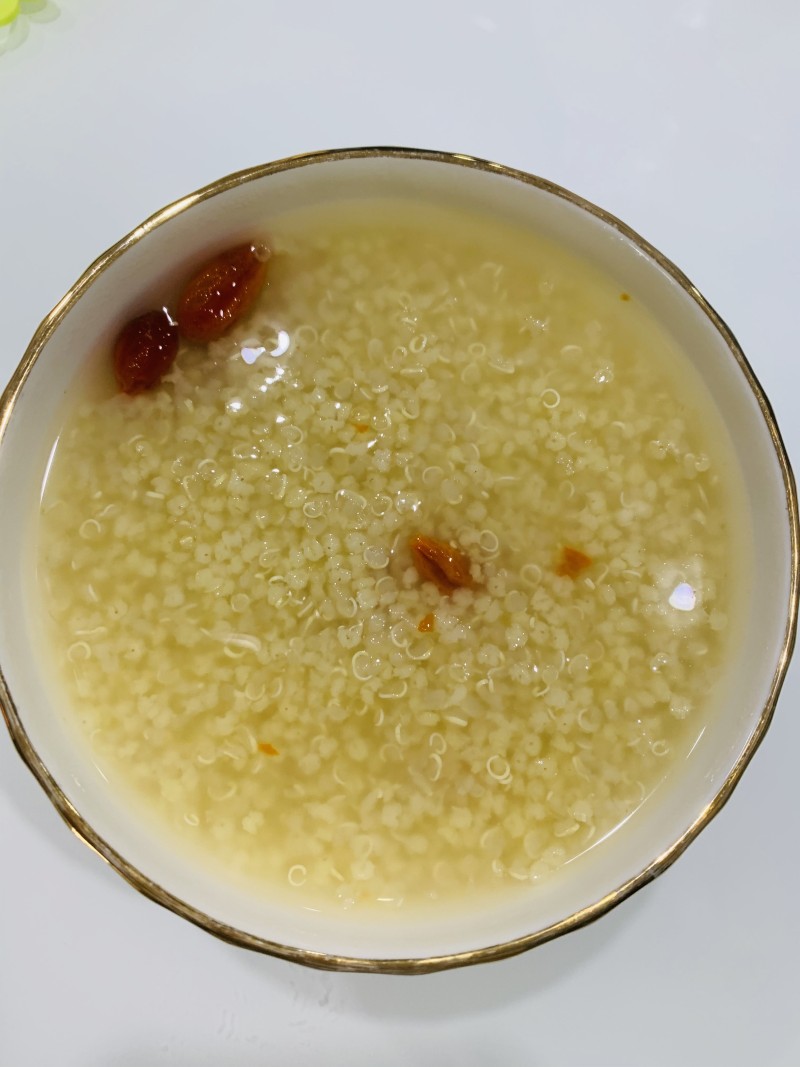藜麦煮粥形状像条虫图片