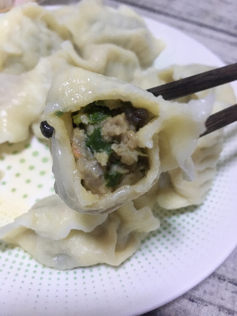 “春日应季美食”韭菜海鲜水饺的做法