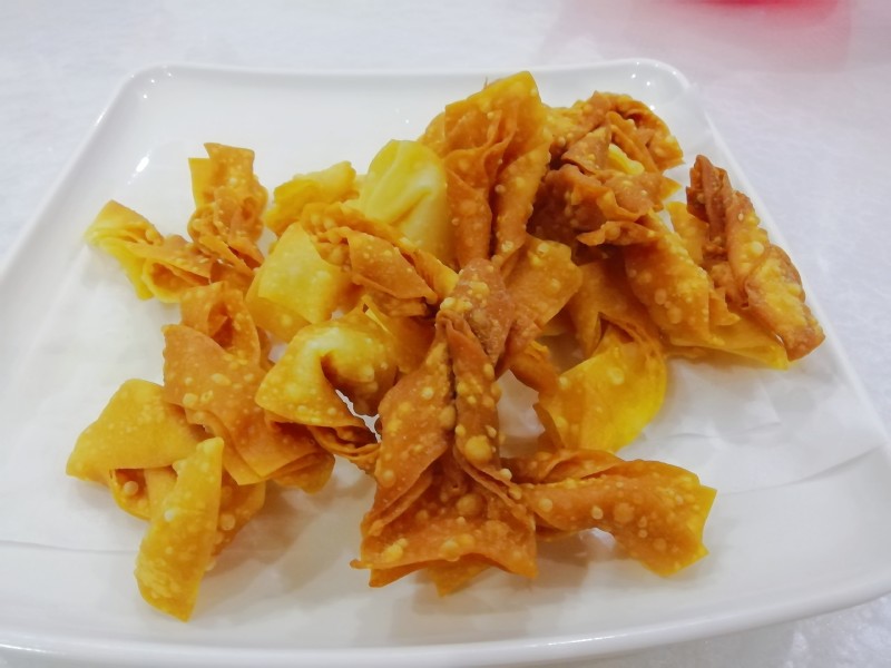 馄饨皮版炸蕉叶的做法