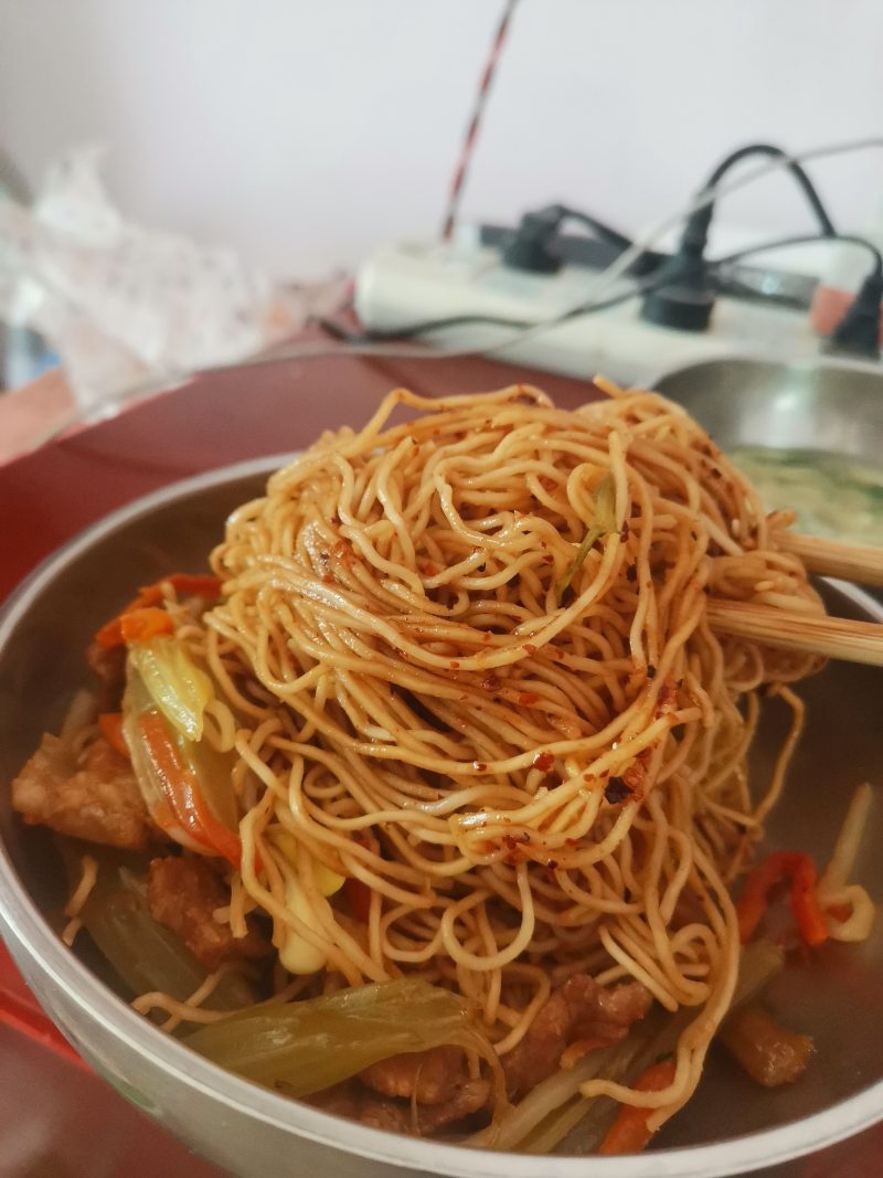 芹菜炒肉蒸面条（有的地区叫卤面）的做法