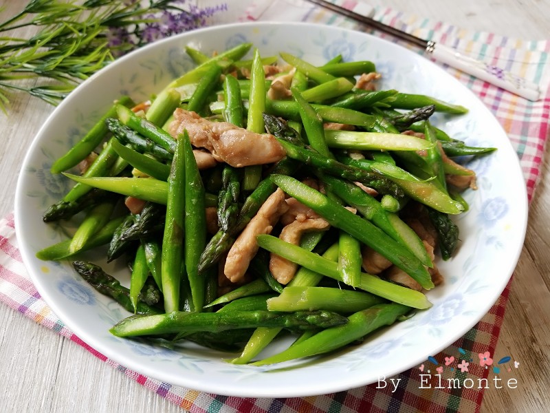 鸡肉炒芦笋的做法