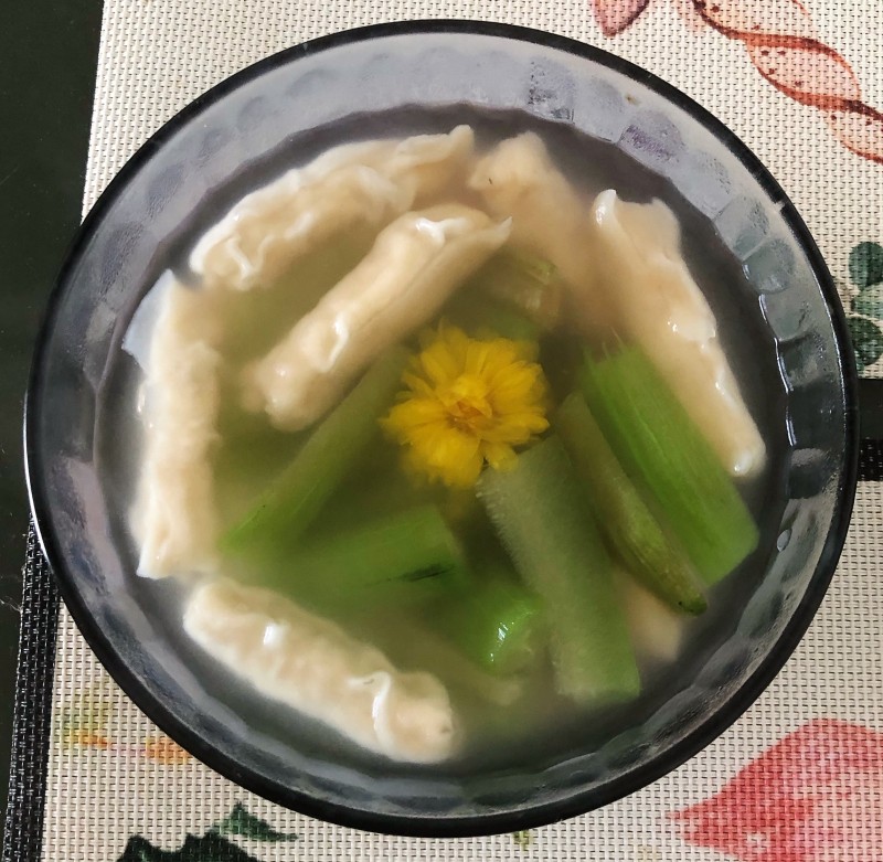 菊花丝瓜虾饺汤的做法