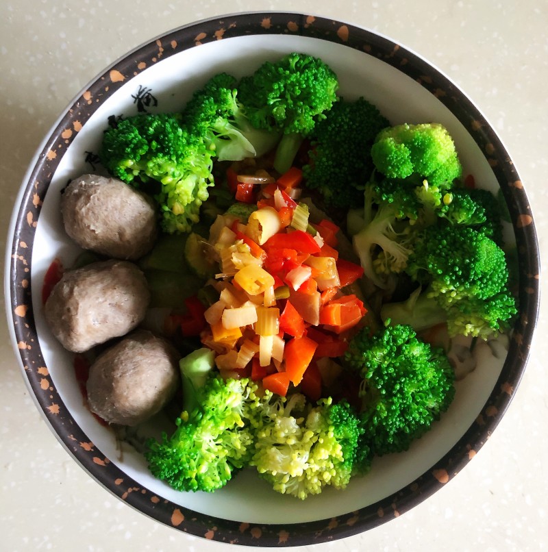 酸辣牛肉丸西兰花拌面（边角料做大餐）的做法