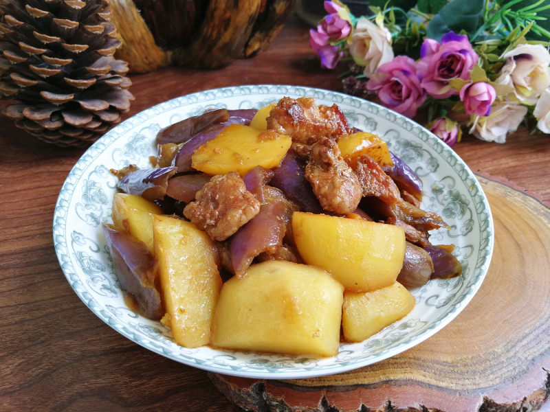 五花肉土豆烧茄子的做法