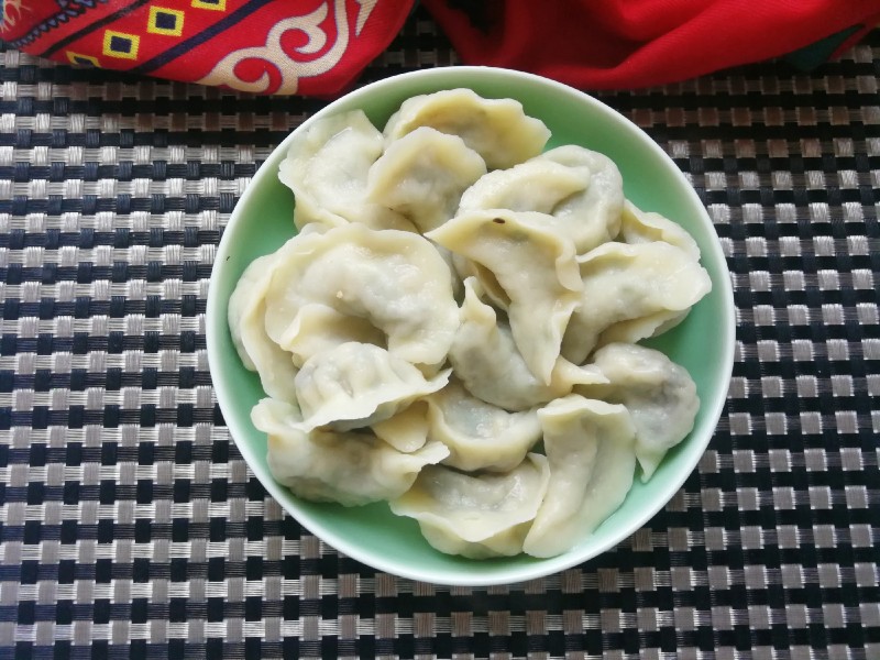 韮菜木耳鸡蛋粉条素饺的做法