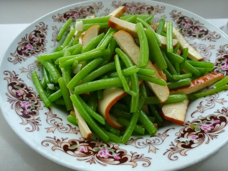 茼蒿杆炒香干的做法