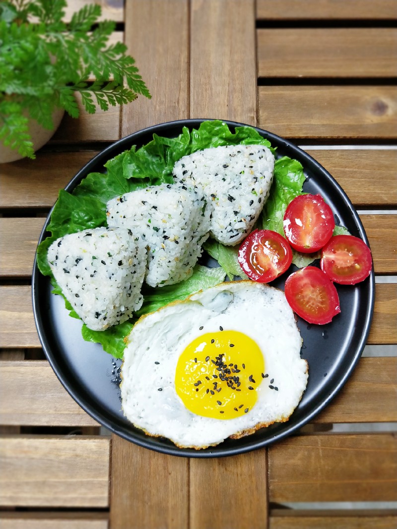 海苔肉松饭团的做法