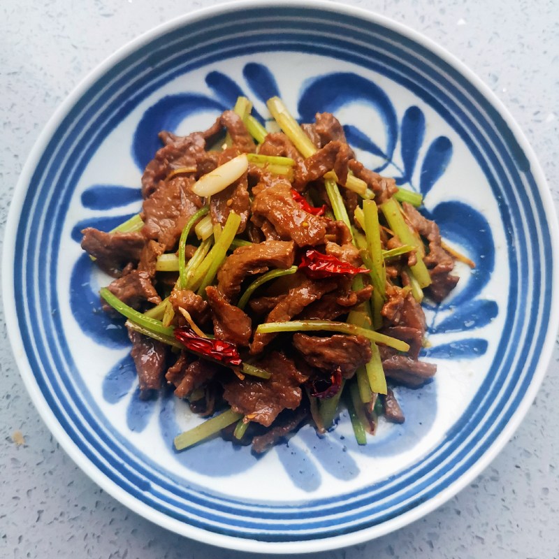 香芹炒牛肉的做法