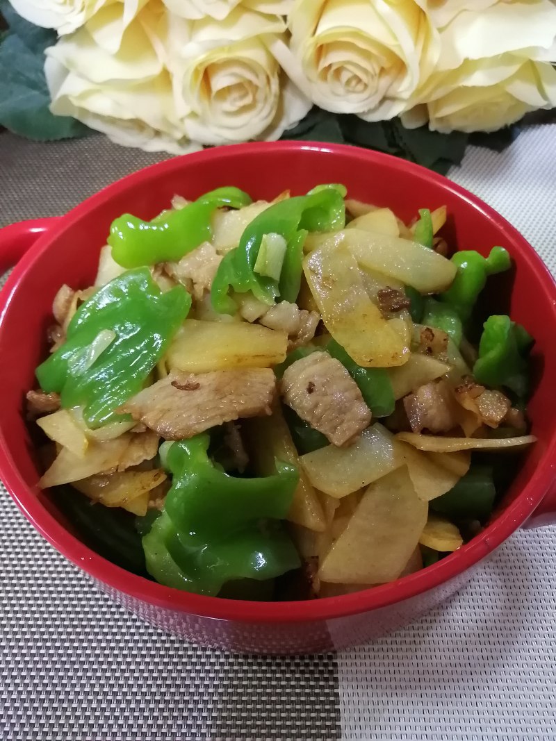 五花肉炒青椒土豆片的做法