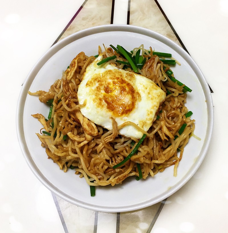 鸡丝韭菜苔豆芽炒面的做法