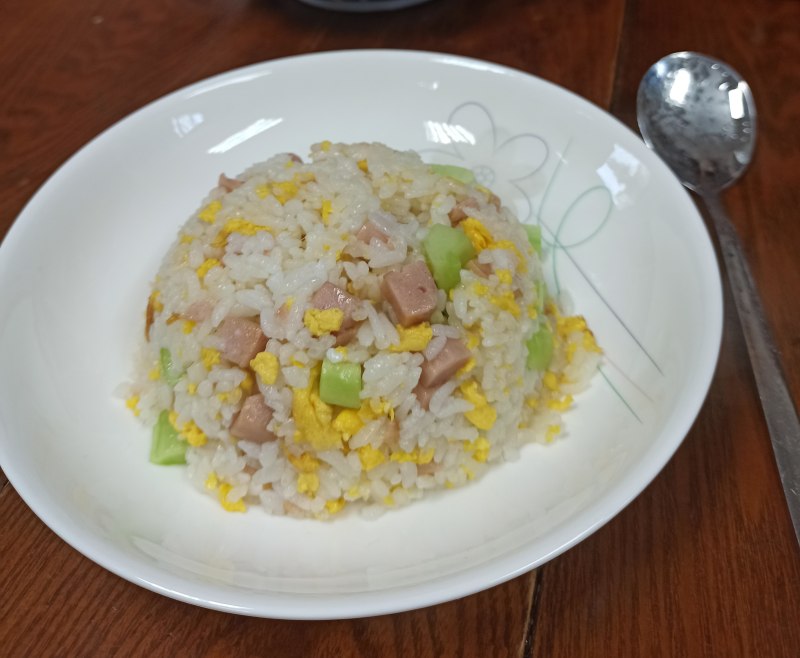 黄瓜火腿丁鸡蛋炒饭的做法