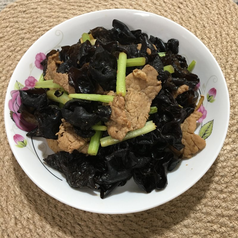 肉片炒木耳的做法