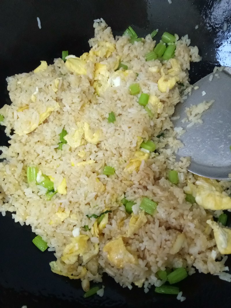 芹菜鸡蛋炒饭的做法