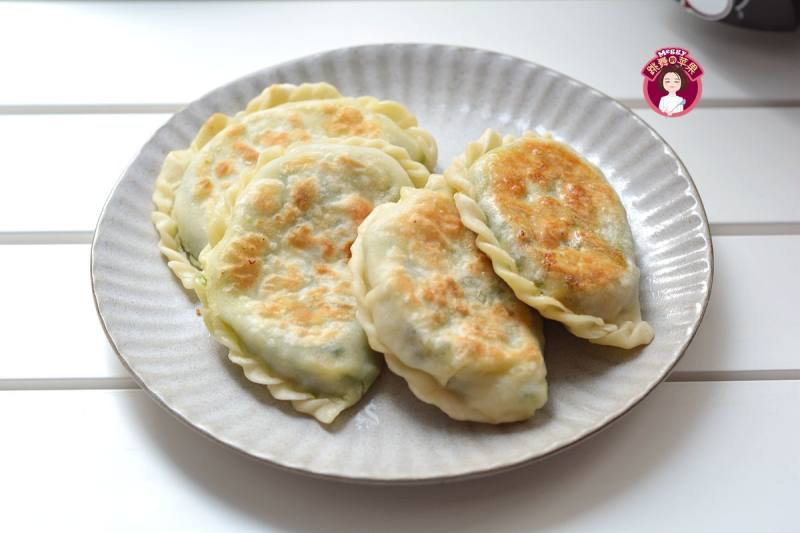 鸡蛋虾皮韭菜合子&肉丸青菜汤早餐的做法