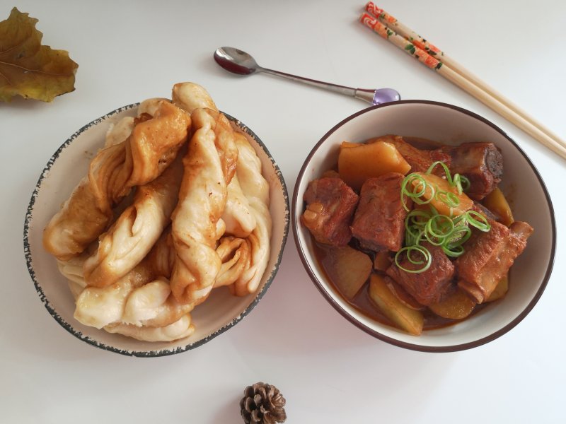 土豆炖排骨+花卷一锅出的做法