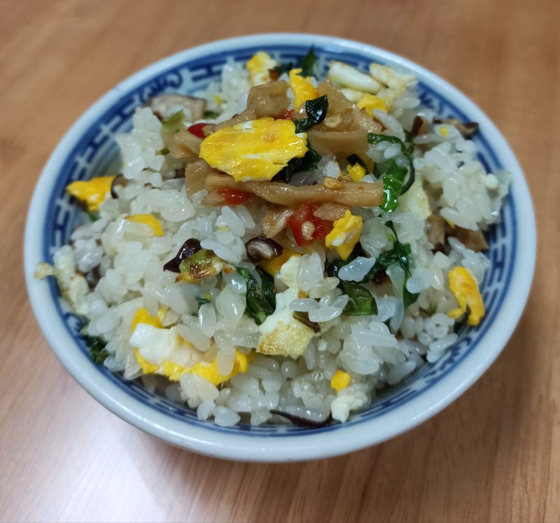 青菜香菇鸡蛋炒饭的做法