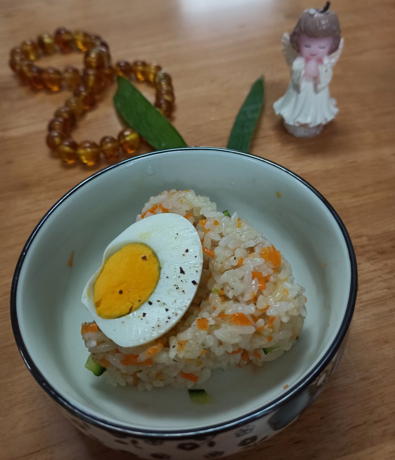 胡萝卜炒饭鸡蛋饭团的做法