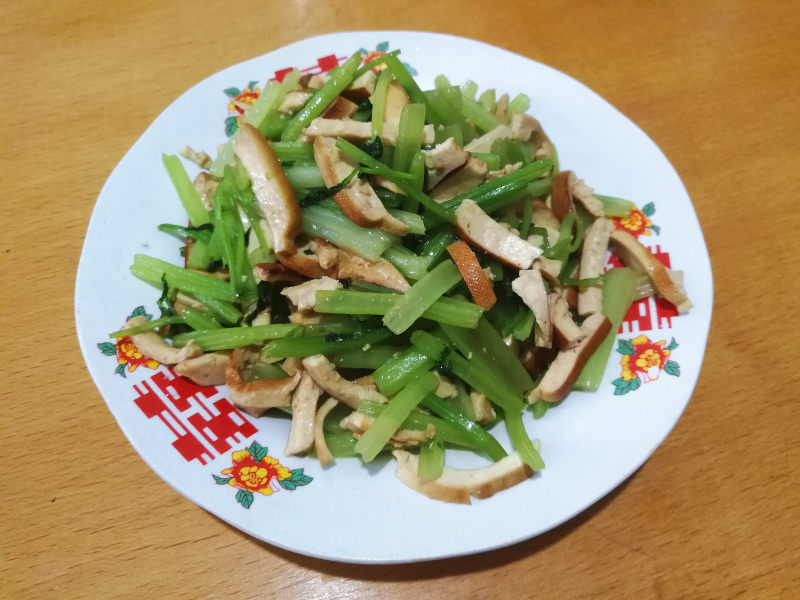 芹菜炒豆干的做法