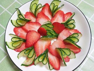 草莓黄瓜水果盘
