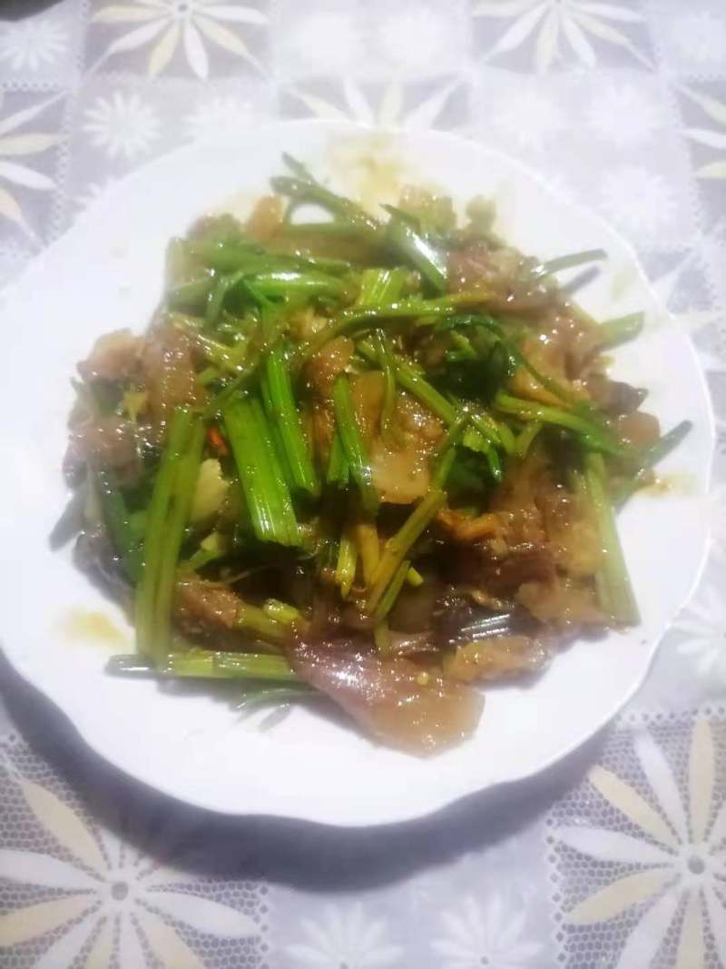 芹菜炒牛头肉的做法