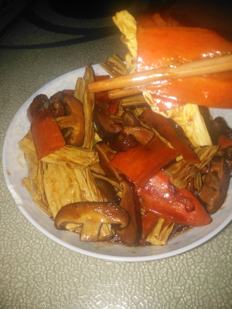 超下饭的胡萝卜香菇炒腐竹的做法