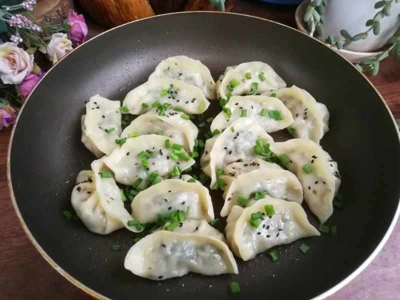 荠菜春笋鲜肉煎饺的做法