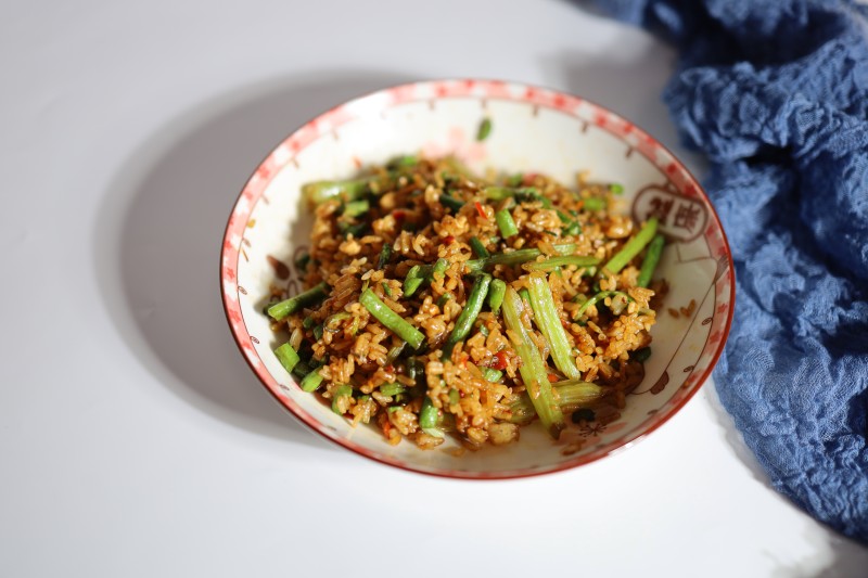 豆角芹菜鸡肉丁炒饭的做法