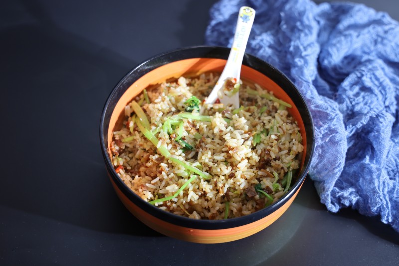 白菜芹菜辣鸡炒饭的做法