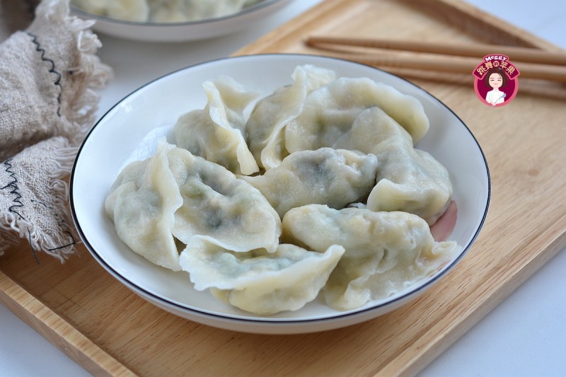 鸡蛋香菇油菜饺子的做法