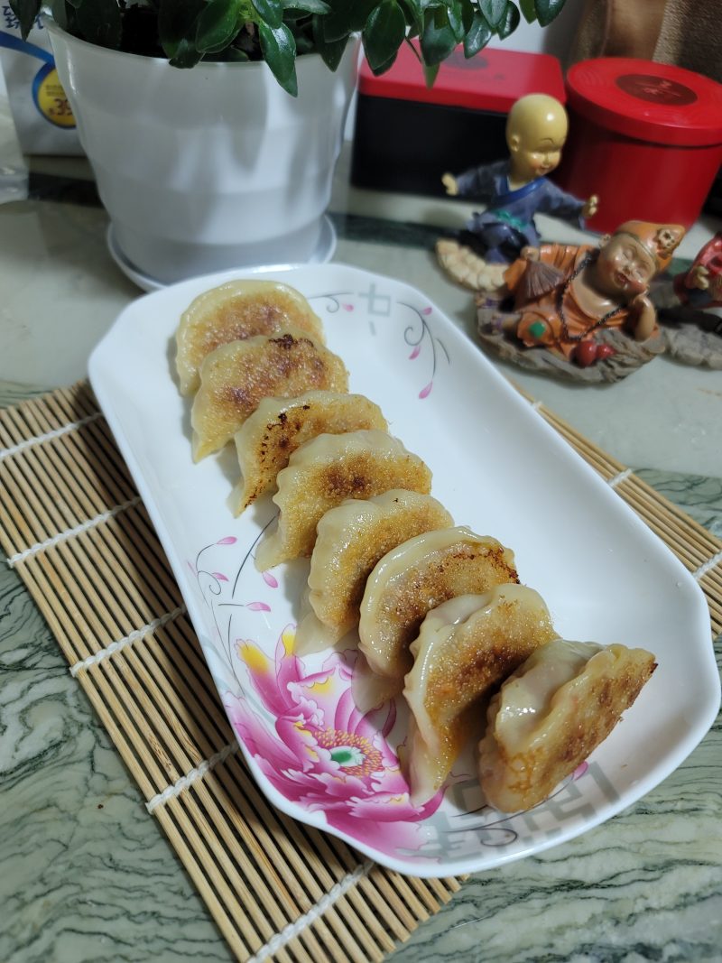 猪肉白菜胡萝卜煎饺的做法