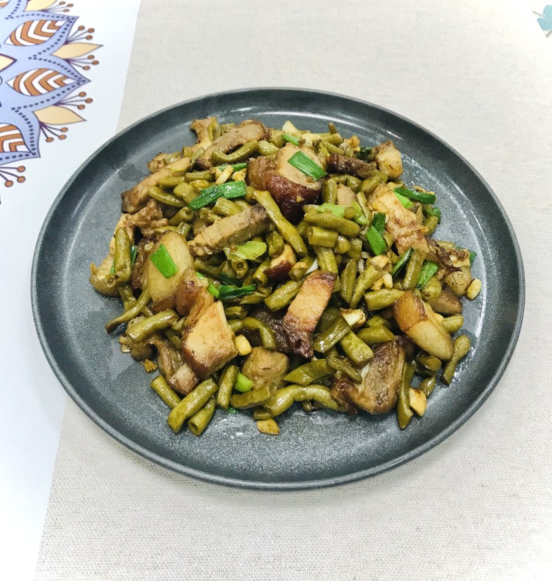 扣肉炒酸豆角的做法