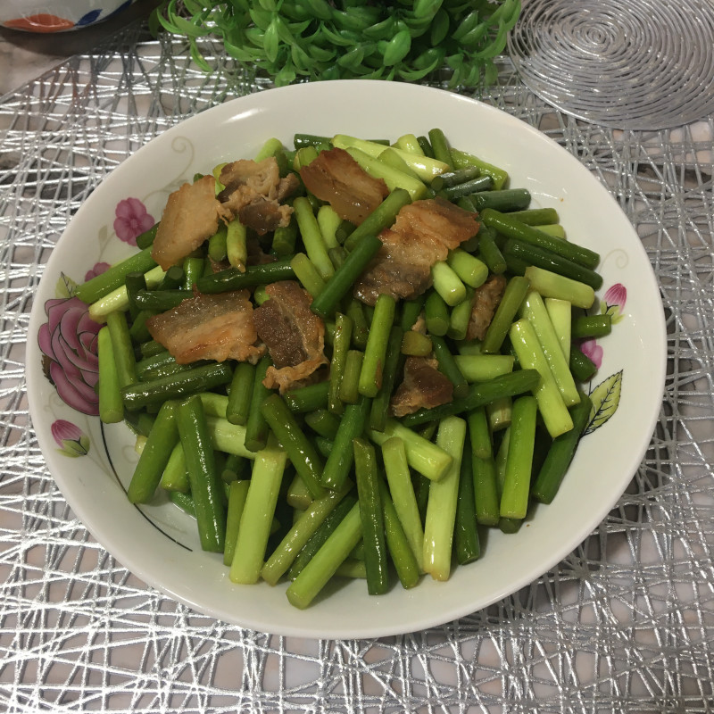 肉片炒蒜苔的做法