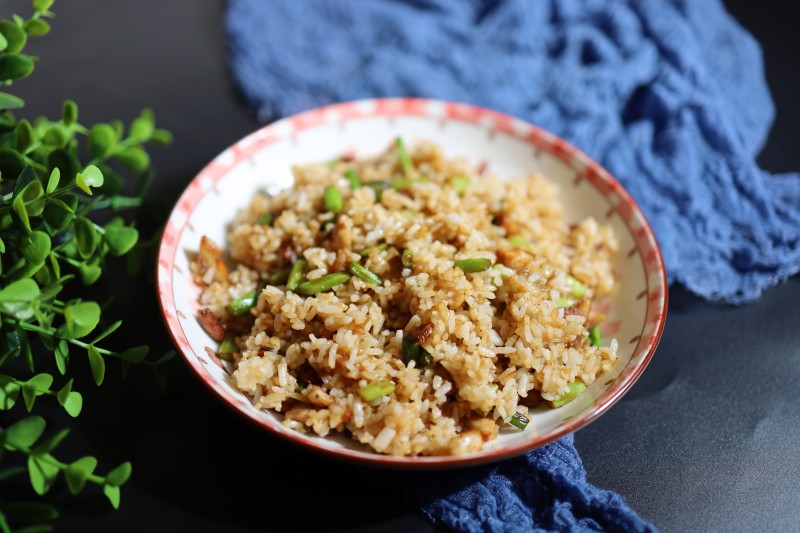 五花肉丁蒜薹炒饭的做法