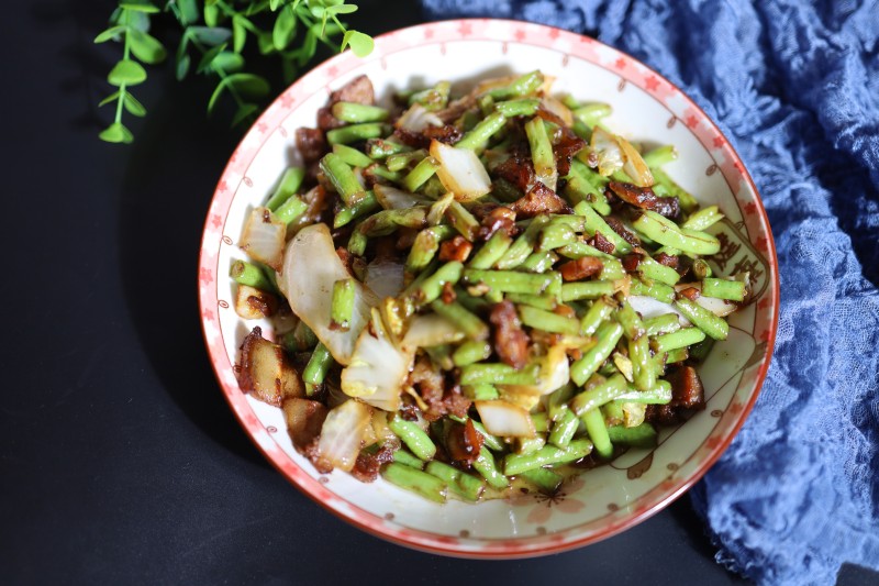 五花肉炒豆角白菜的做法