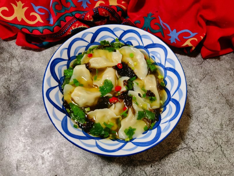 酸辣槐花韭菜猪肉饺的做法