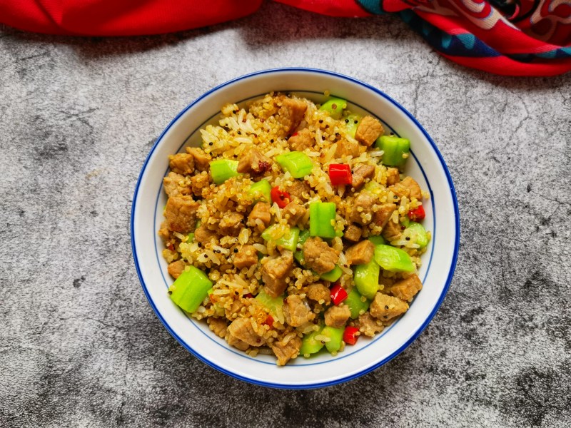 黄瓜牛肉炒藜麦饭的做法