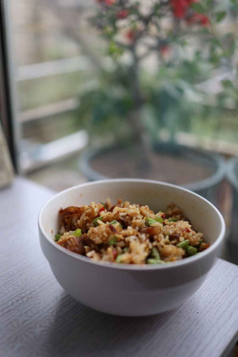 鸡肉丁豆角炒饭的做法