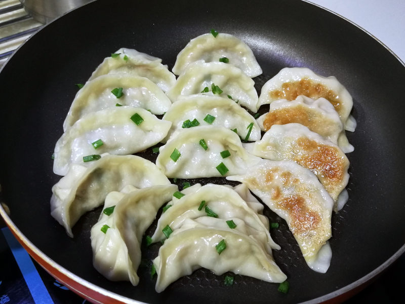 鲜肉包菜煎饺的做法