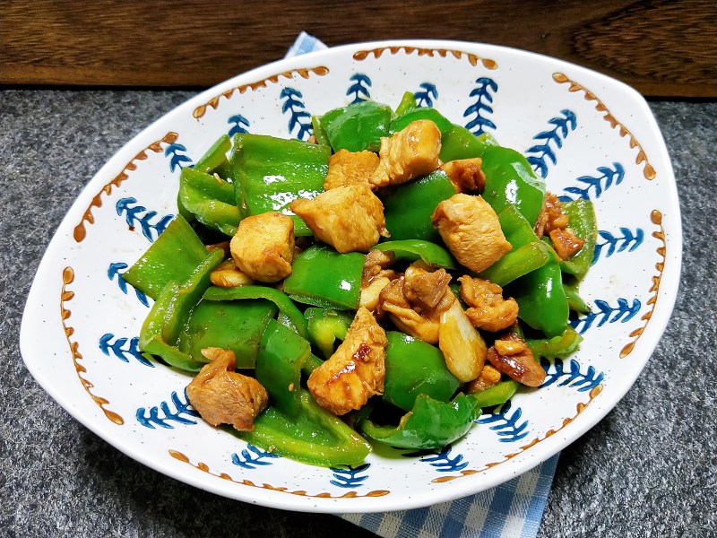 鸡肉炒青椒 的做法