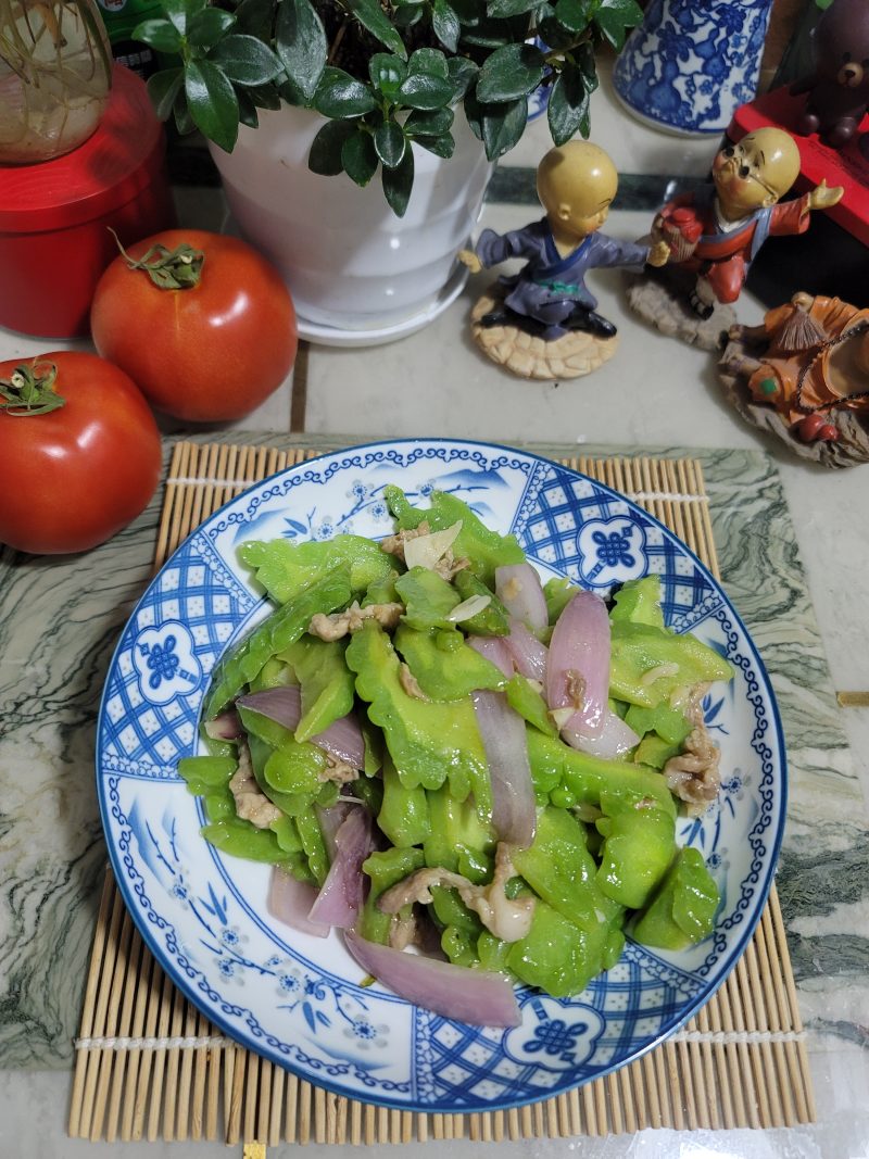 洋葱肉片炒苦瓜的做法