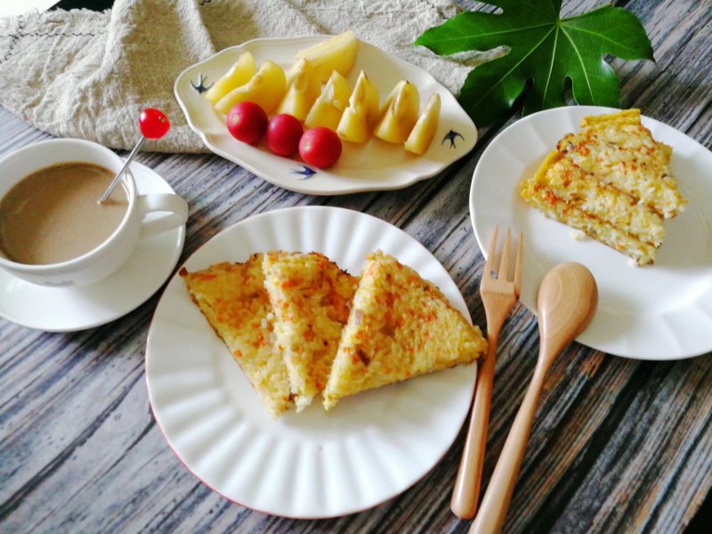 剩米饭的花样早餐吃法，米饭鸡蛋饼的做法