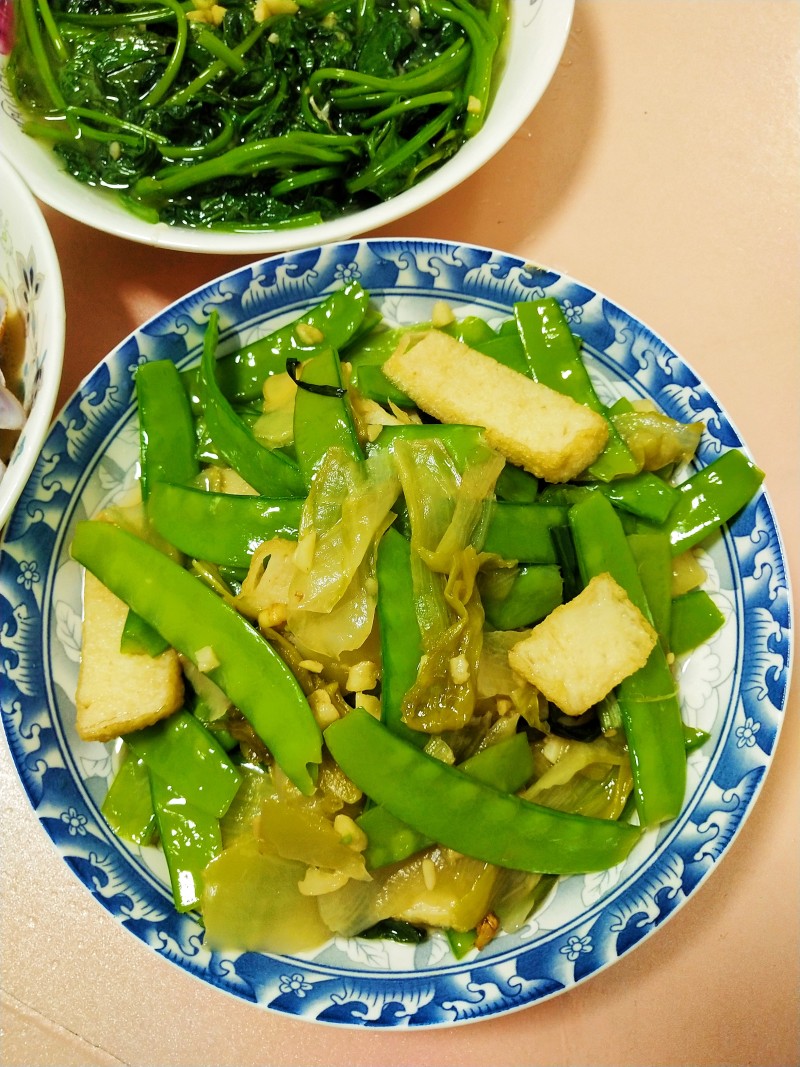 低卡颜值高的开胃酸菜荷兰豆炒肉饼的做法