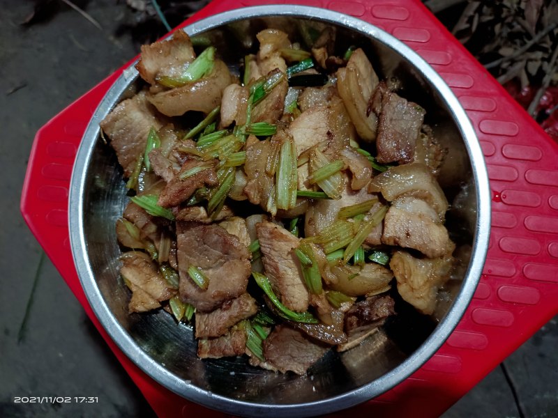 猪肉炒芹菜的做法