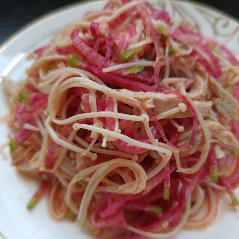 熟肉金针菇拌花心萝卜的做法