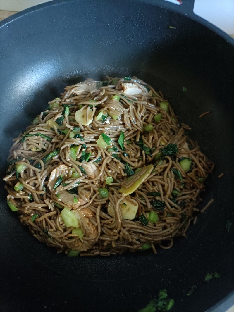 青菜卤猪肉炒荞麦面的做法