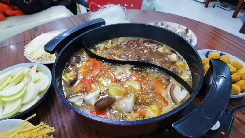 鸡肉红汤番茄鸳鸯锅的做法