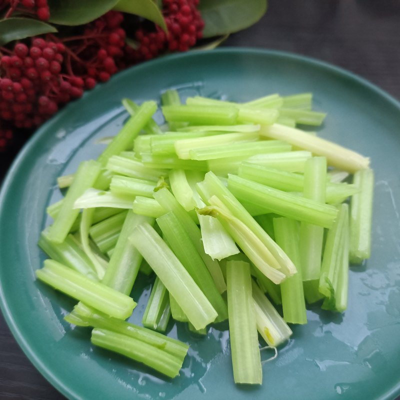 水炒芹菜的做法