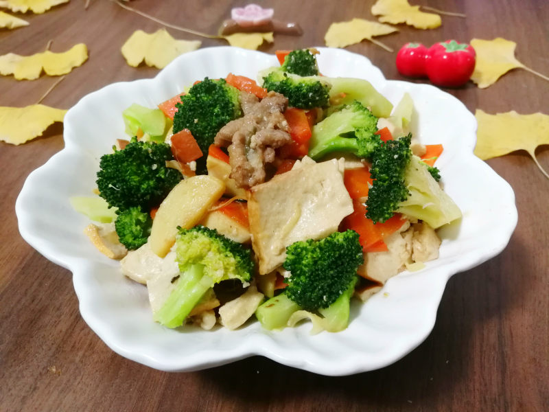 西兰花冬笋豆干炒肉片的做法