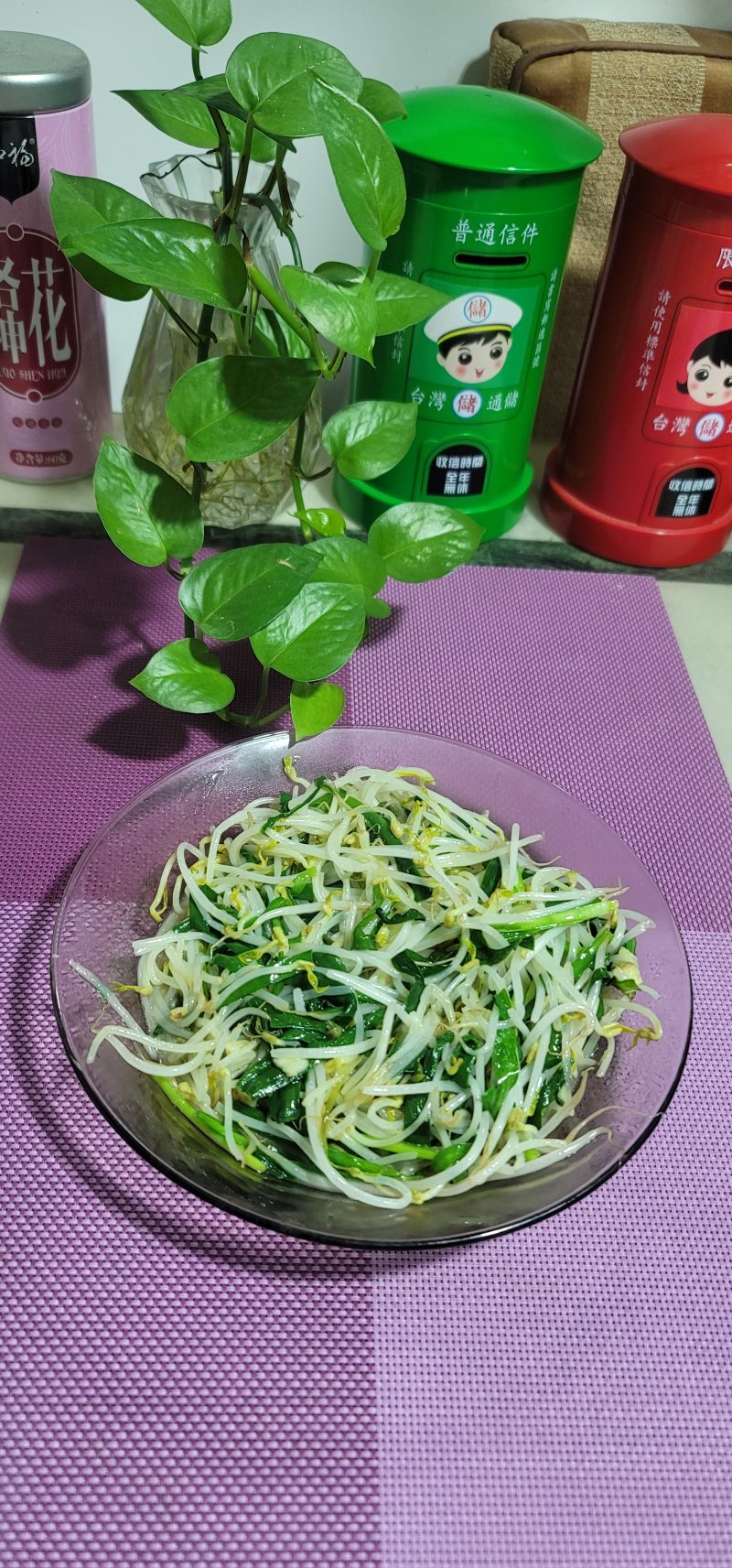 韭菜炒绿豆芽的做法